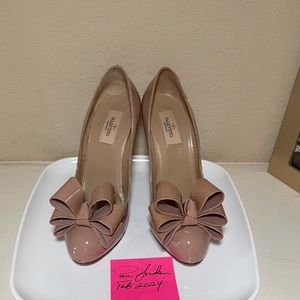 VALENTINO BoW pumps.